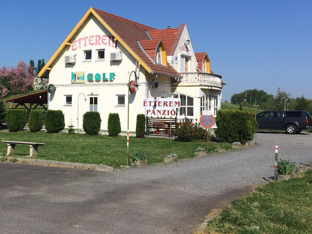 Golf Etterem Es Panzio Hotel คาโปชวาร์ ภายนอก รูปภาพ